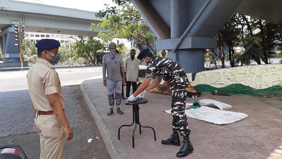 WSCRPF2016's tweet photo. March 29, 2020
Day 5 #Corona#Lockdown
#WSCRPF continued providing food to poor in N/Mumbai.
Social Distance To Stay Safe is the key emphasized upon
#StayWhereverYouAre
#SocialDistancing
@crpfindia @CMOMaharashtra @HMOIndia https://t.co/XzjcvQuINp