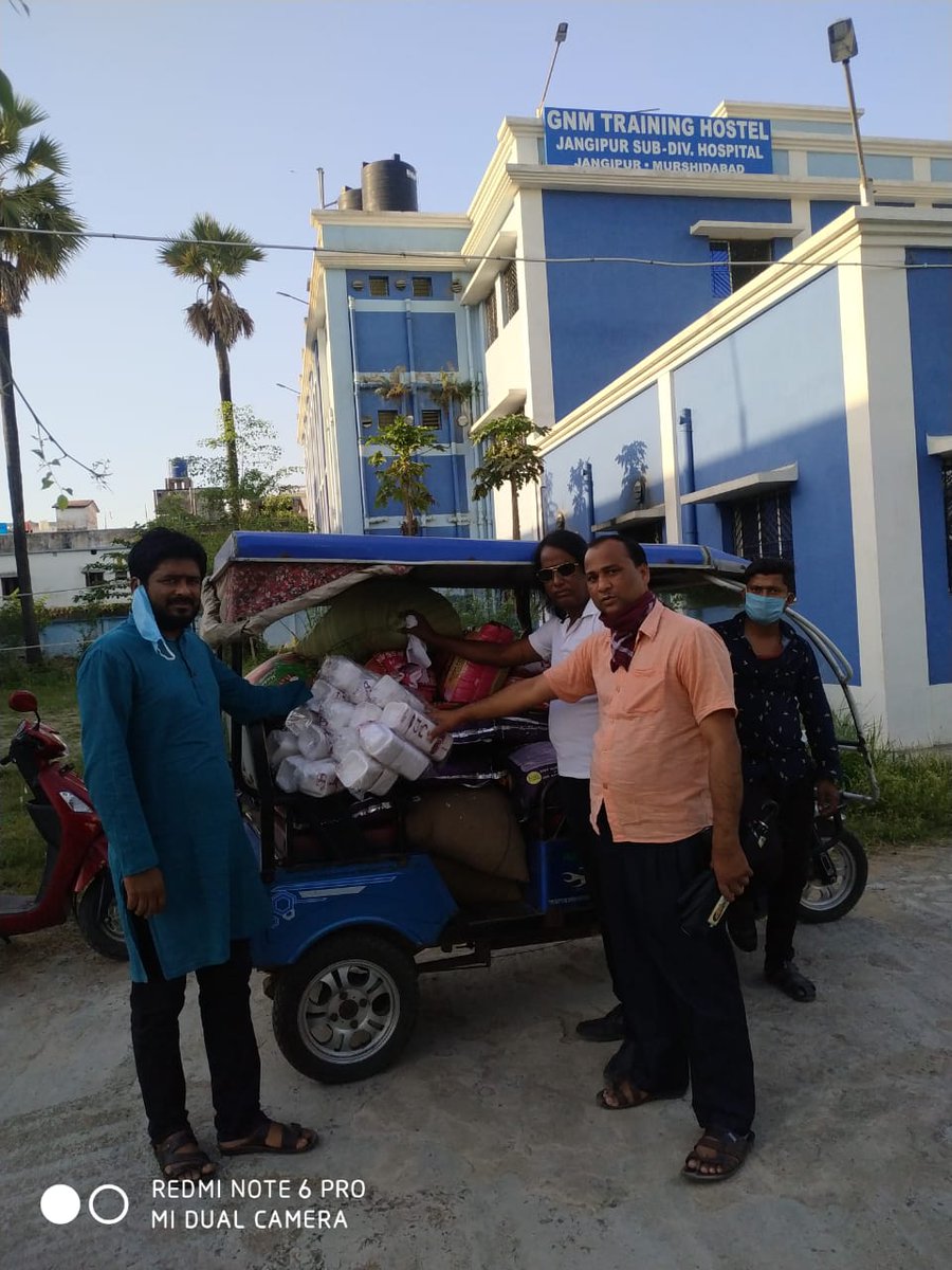 Mostafi39001809's tweet photo. Distribution of food items to the doctors and health workers  in Jangipur Hospital at the initiative of MP Khalilur Rahaman. https://t.co/vbRJn0TTYe