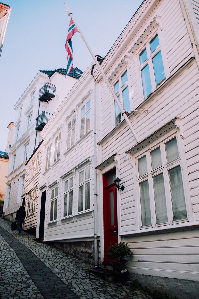frenchie_abroad's tweet photo. [ NOUVEL ARTICLE Norvège 🇳🇴] 
⇢ 2 jours à Bergen : https://t.co/kKKoG5u1T1
#norvege #Bergen #fjord https://t.co/JPNUuGc53X
