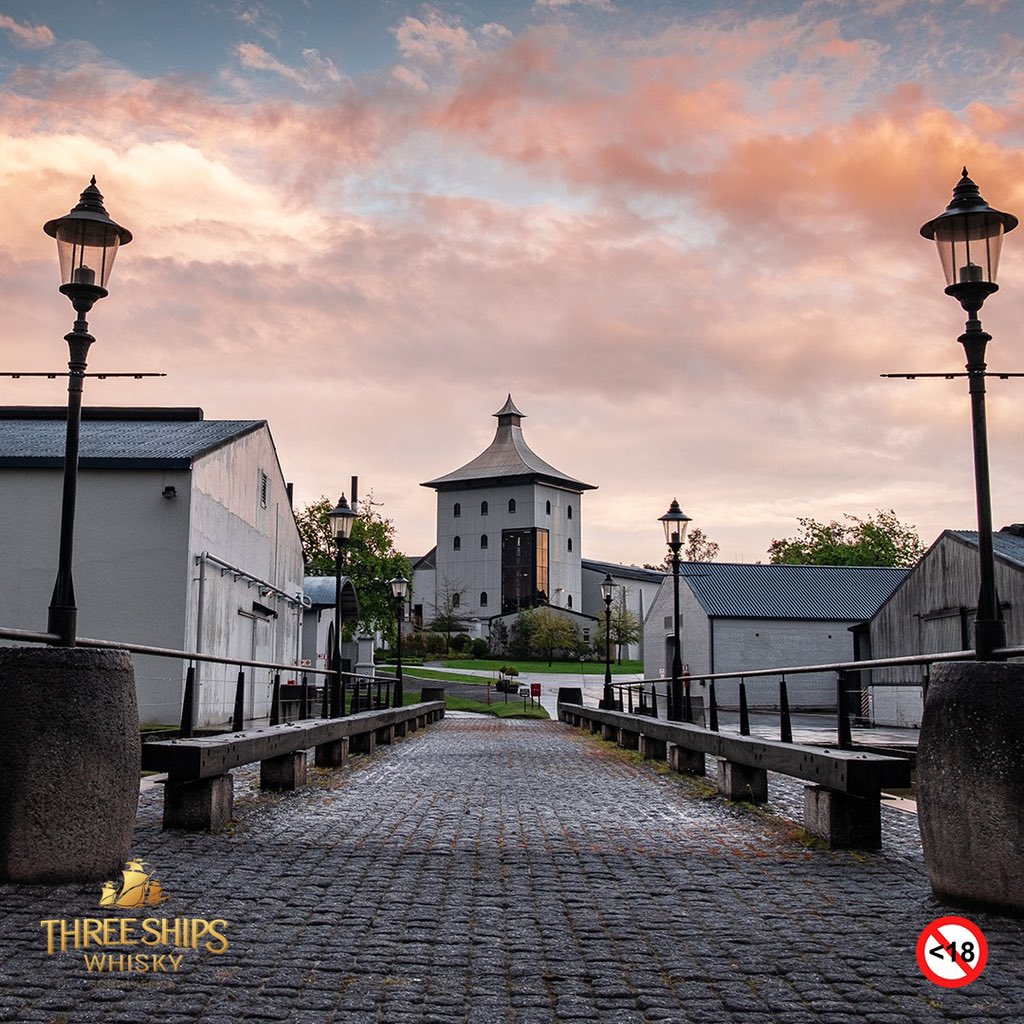 #LockdownStandUpSA . SA is a remarkable country for many reasons. It’s extraordinary people and beauty. Here is just one that bears testimony to this. Challenging <a href="/dhillswine/">Durbanville Hills Wine</a> @BainsWhisky to share yours and pass on!
