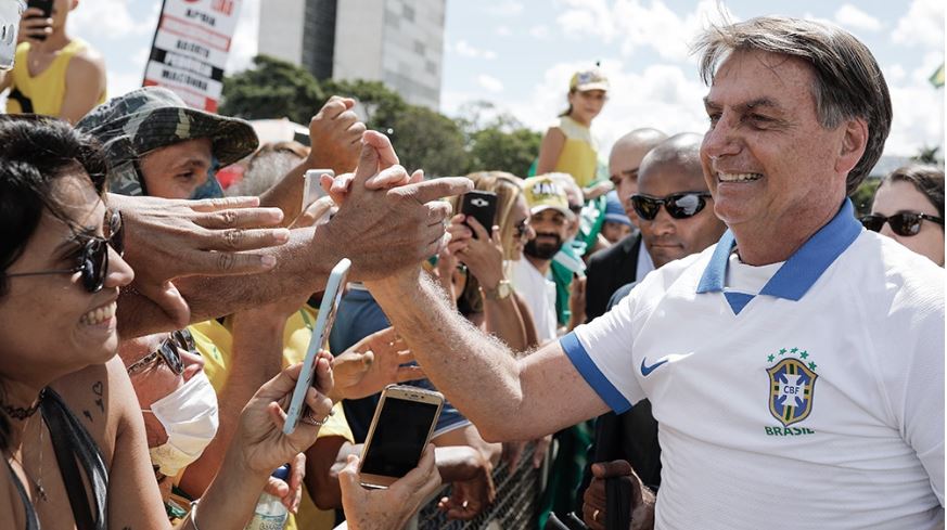 AgenciaElVigia's tweet photo. Bolsonaro pone en peligro a toda la región: salió a la calle para animar a la gente a romper el aislamiento https://t.co/NLtCi3LcAv
