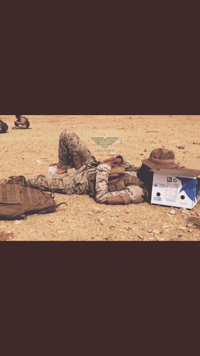 asa121009's tweet photo. وسادته كرتون ولحافه سماء
رجلٍ ترك ريش الوسايد مااستراح

عز الله انه في منامه مااهتناء
يصحى على حس البنادق والرماح

دون الوطن دمه لجل يحقن دماء
ذيبٍ عوى ماجر صوته باالنباح

هذا هو اللي جاعلٍ روحه فداء
لعيون شعبٍ مارقد حتى الصباح
#تاجيل_الاقساط https://t.co/dzivMiBMeI