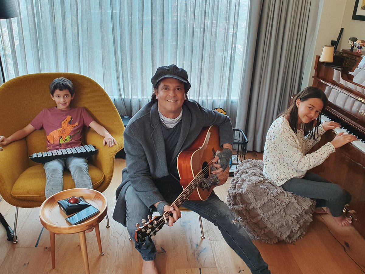 carlosvives's tweet photo. #NoTeVayasDeTuCasa que hoy cantamos juntos desde mi canal de @youtube @youtubemusic 
#QuédateEnCasa y canta #Conmigo y con toda tu Familia! 4PM 🇨🇴 
6PM🇦🇷 
5PM🇺🇸 
11PM🇪🇸 https://t.co/z8zm4L62m4
