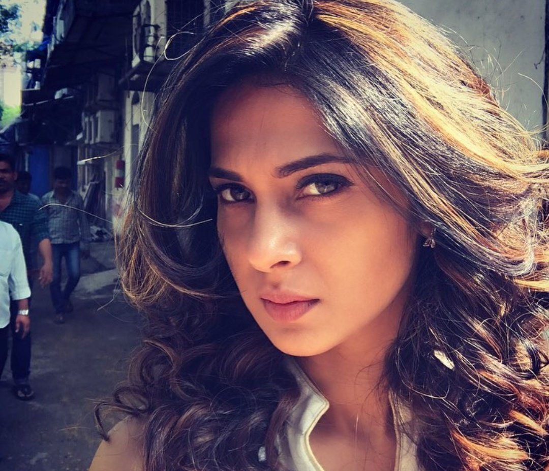 Jennifer Winget & Rhea SharmaTwo sisters file a case against their father, accusing him of domestic violence. As expected, the society shuns them, but they fight together and come out of it with their heads held high, and their father behind bars.
