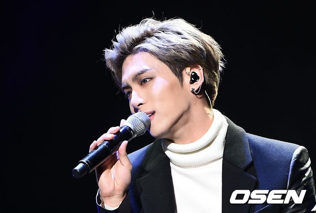 By the time of the showcase, for his album release in January, the actual colour seems to have changed... (Dark brown, with sparse highlights)...but the cut and styling remained, in the same vein at least.Strong side part, some slick, some textured, ruffled and sexy.