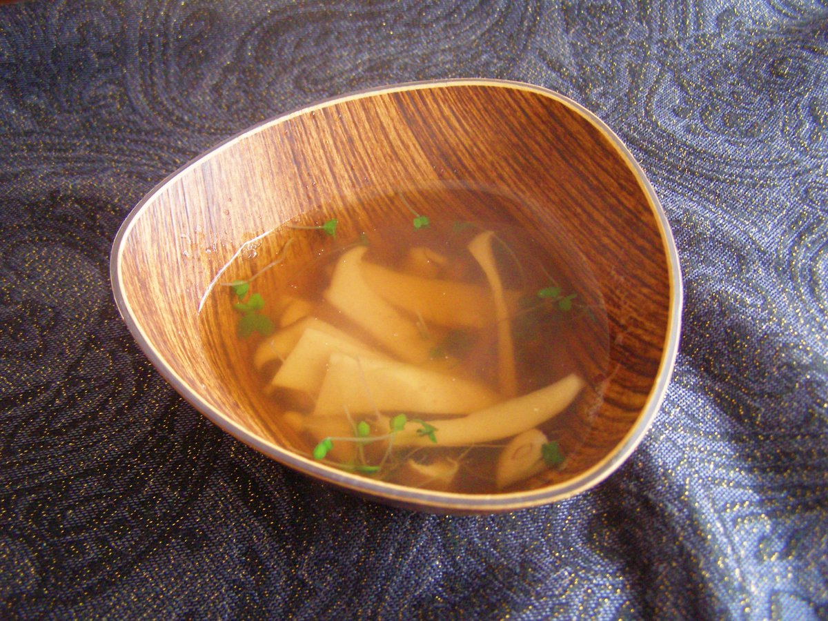 繻 鳳花 過去に作った中世なスープ一覧 一部 1枚目の黄色いの 修道院の豆スープ 中世前期 2枚目の茶色いの ファンゲス イングランドのキノコスープ 3名目のたこっぽいの タコスープ 14世紀スペイン 酸っぱめ 色は地味でも栄養たっぷりで