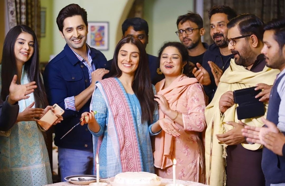 Ayezakhan_ak's tweet image. Throwback to my 🎂 on the set of #Meharposh when things were normal :) 🌱
#wishtogoback