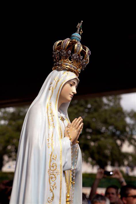 'Abandon yourself in the hands of Mary. She will take care of you. I always pray for the sick. Every day I say a holy Rosary for them. She will heal you.' - St. Padre Pio #VirginMary #PraytoEndCoronavirus
