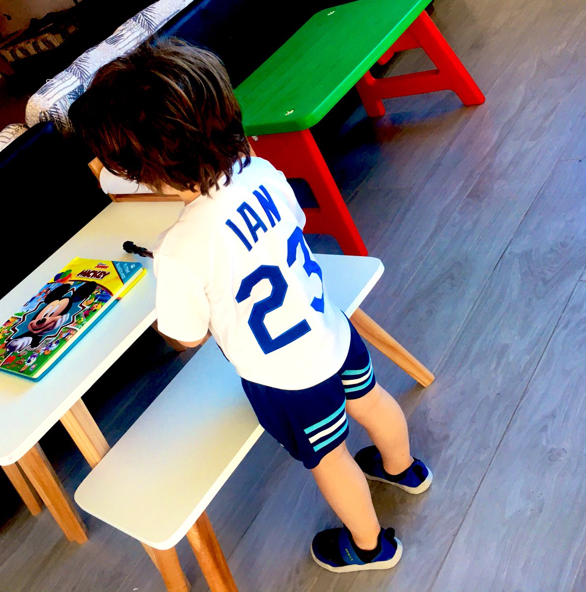 Cuando sos el más chico y heredas todo....hasta una remera con el nombre de tu hermano mayor!!! Jajaja #Dante #Cuarentena #QuedateEnCasa