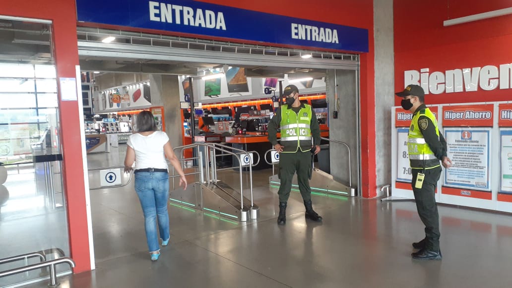 Alcaldiafblanca's tweet photo. CONTROL Y CUMPLIMENTO AL PICO Y CÉDULA 

A esta hora la Policía Nacional vigila que el Decreto de Aislamiento Preventivo Obligatorio y el Pico y Cédula se cumpla en los supermercados de cadena en Floridablanca. https://t.co/TQtPxdpRR2