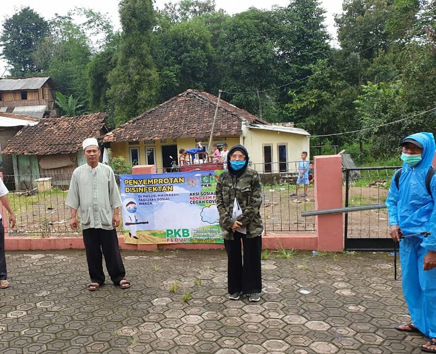 nengeemcenter's tweet photo. Neng Eem Marhamah Zulfa Hiz DPR RI Fraksi Partai Kebangkitan Bangsa bersama tim melaksanakan Penyemprotan Desinfektan disepanjang jalan di Kec. Cilaku, Kab. Cianjur. Semoga Indonesia kuat dan wabah segera berlalu.  Pada Minggu (29/03) https://t.co/xO7ilxBlpT