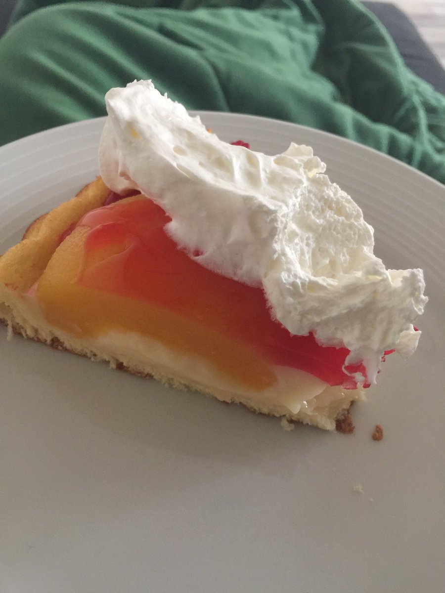Sonntagnachmittag auf dem Sofa...perfekte Zeit für Kuchen :) <3 heute mal Pfirsich-Himbeeren-Kuchen mit Vanillepudding und Sahne *.*
