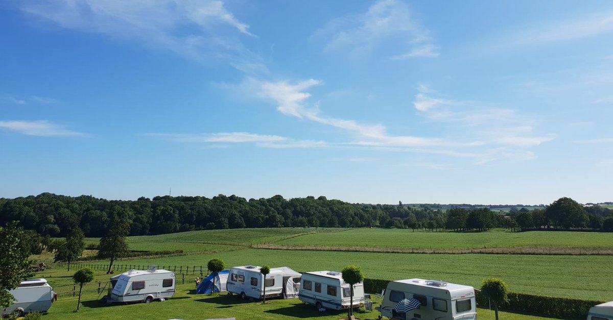 #Kamperen op de #minicamping bij onze kampeerboerderij is verblijven in een oase van stilte en mooie natuur. 
Op de camping zijn huisdieren ook meer dan welkom, zoals uw paard, hond of kat. Zuid Limburg heeft zeer veel te bieden tijdens uw verblijf! 
hofvanlibeek.nl/camping-zuid-l…