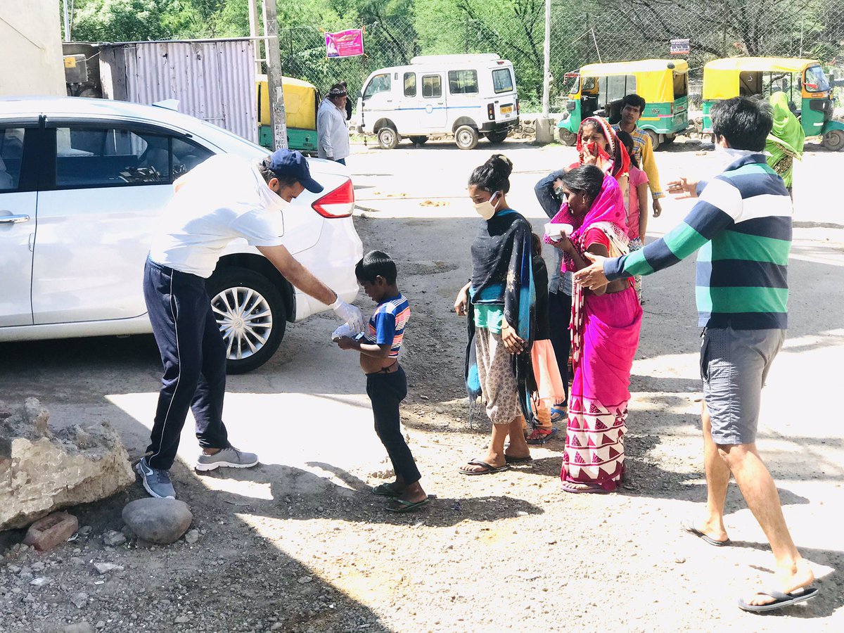 LubanaManoj's tweet photo. Along with distribution of essentials, it is our job, to spread awareness regarding SOCIAL DISTANCING among the masses as well. It is going to be the single most important factor if India has to minimise the effect of #CoronavirusPandemic.
#LadengeAurJeetenge https://t.co/2iVl4KLqz2