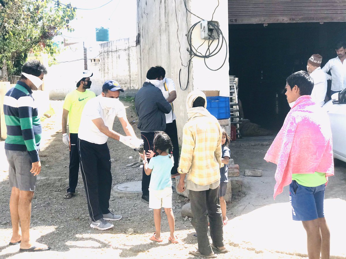 LubanaManoj's tweet photo. Along with distribution of essentials, it is our job, to spread awareness regarding SOCIAL DISTANCING among the masses as well. It is going to be the single most important factor if India has to minimise the effect of #CoronavirusPandemic.
#LadengeAurJeetenge https://t.co/2iVl4KLqz2