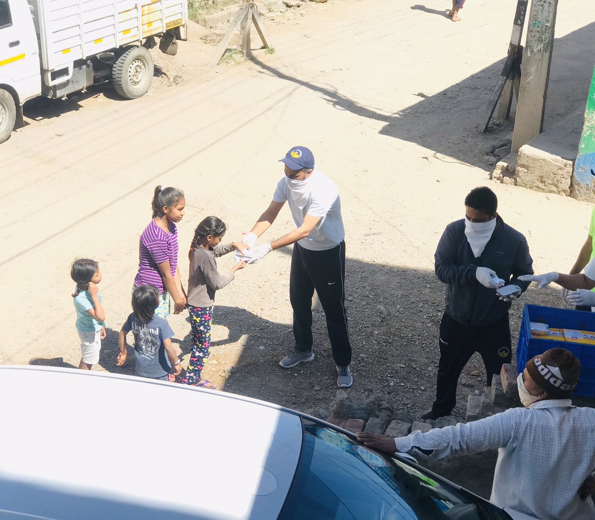 LubanaManoj's tweet photo. Along with distribution of essentials, it is our job, to spread awareness regarding SOCIAL DISTANCING among the masses as well. It is going to be the single most important factor if India has to minimise the effect of #CoronavirusPandemic.
#LadengeAurJeetenge https://t.co/2iVl4KLqz2