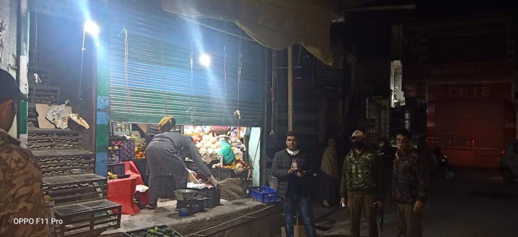 Today evening around 7:45Pm after complaints from locals that one Vegetable/Fruit seller at Tawheed Chowk Ganderbal is taking advantage of Lackdown and is selling items on high price Chairman Municipal council Ganderbal Advocate Altaf along with team of Sho Ganderbal raided