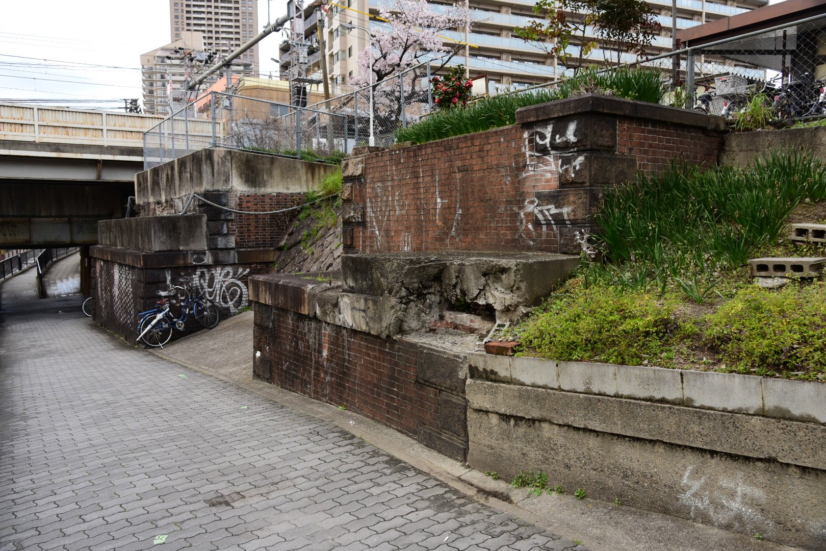 しもちゃん 大阪環状線 桜ノ宮駅といえば1913年に廃線になった桜ノ宮線の廃線跡 再開発が進み遺構は少なくなりましたが若干残ってます 桜ノ宮線 桜ノ宮駅 廃線跡 T Co W085pcqr0b Twitter