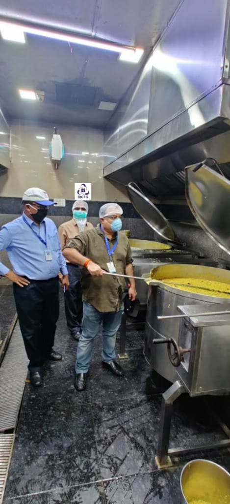 Yourskamalk's tweet photo. IRCTC officials preparing Dalkhichadi #BaseKitchen of Mumbai Central on Sunday. Thousands packets  of distress meal served by IRCTC to the homeless and needy people on Sunday @MumbaiMirror @IRCTCofficial https://t.co/vNji4VSN90
