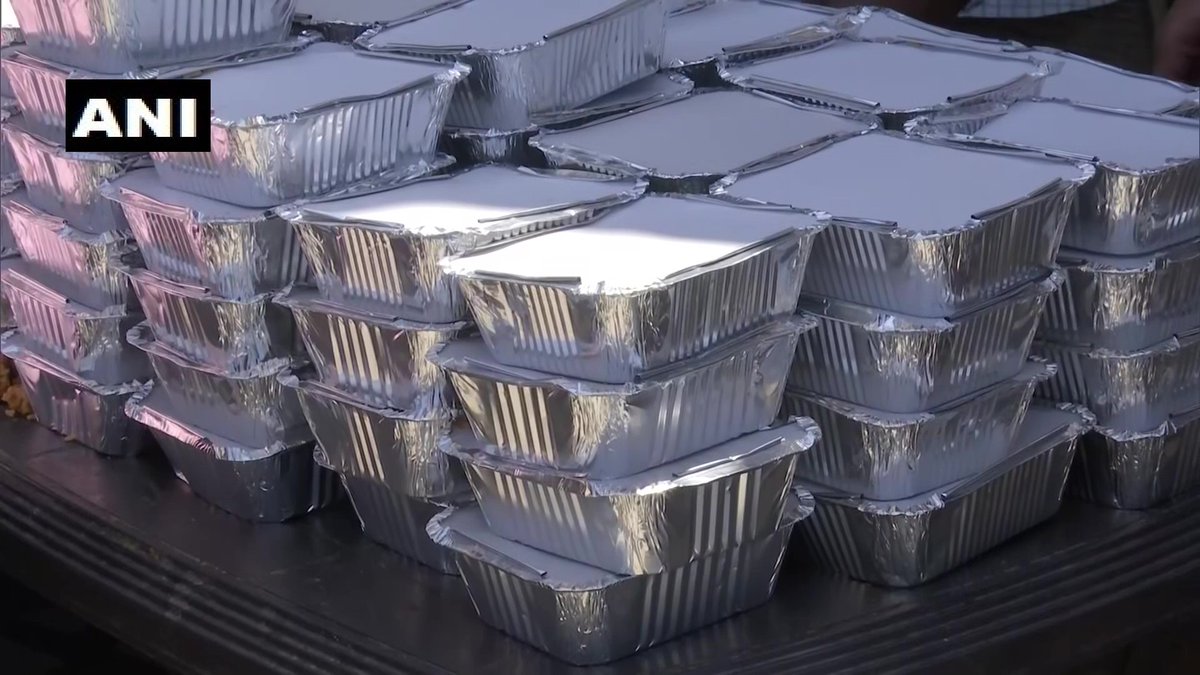 ANI's tweet photo. Delhi: Congress workers distributed food packets among the needy people near Lady Hardinge Medical College today. #CoronaLockdown https://t.co/hWiIypf329