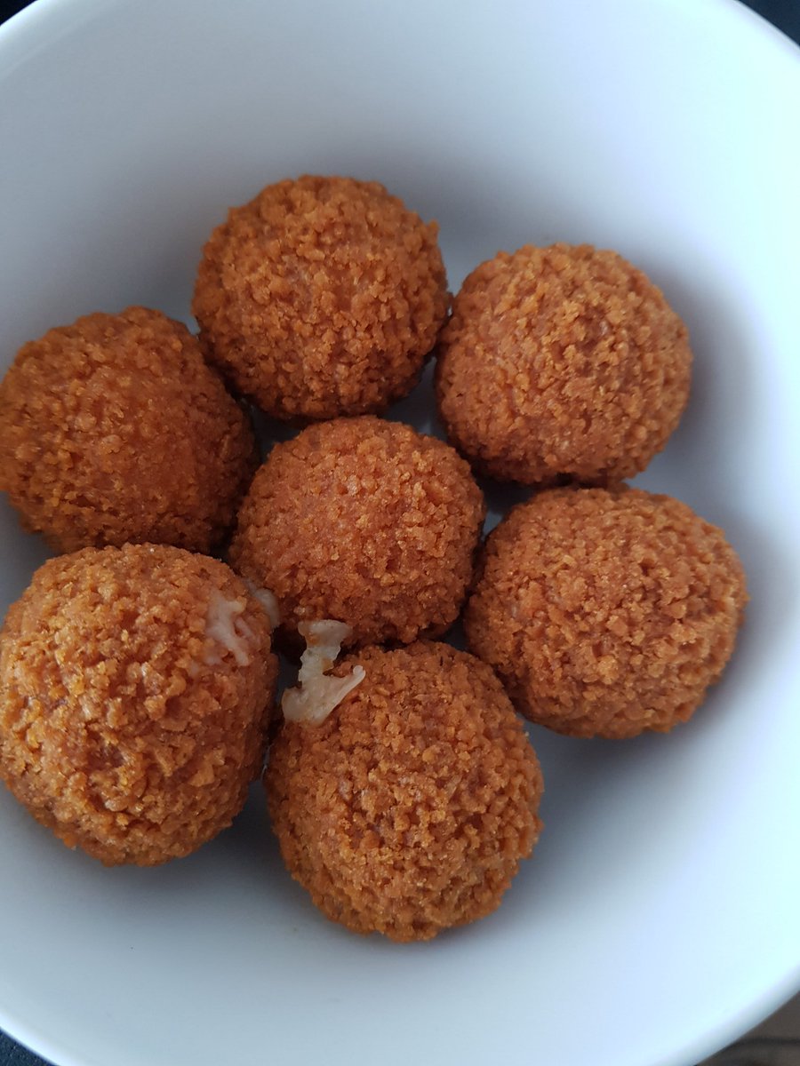 Virtuele #bitterballenborrel ter ere van kookboek Het Bourgondisch Bitterballenboek van <a href="/Ilona_de_Wit/">Worstenbrood & Wijn</a> . Met Kwekkeboom bitterballen uit de oven😊. Want ik heb geen frituur en geen zin om de bitterballen zelf te draaien. Maar gefeliciteerd met je kookboek Illona🎉🎉