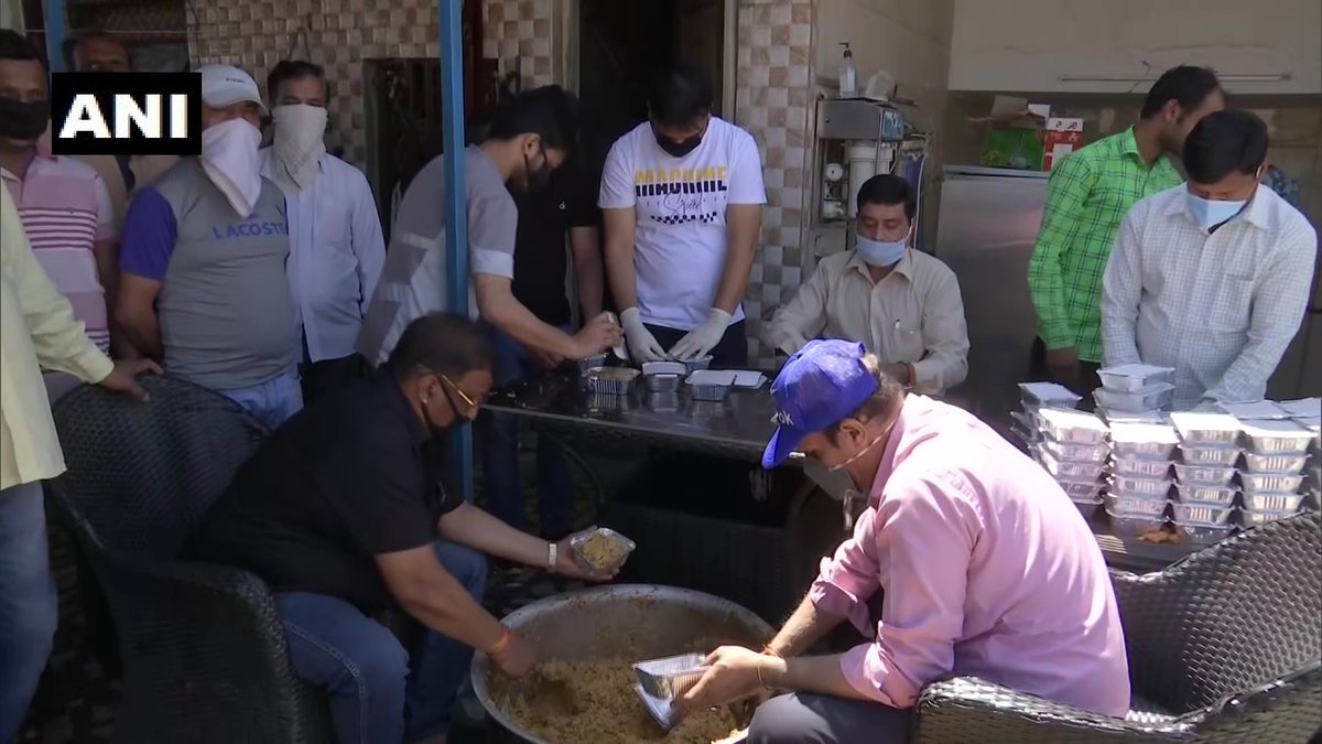 ANI's tweet photo. Delhi: Congress workers distributed food packets among the needy people near Lady Hardinge Medical College today. #CoronaLockdown https://t.co/hWiIypf329