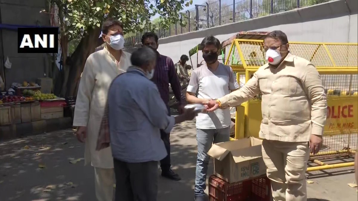 ANI's tweet photo. Delhi: Congress workers distributed food packets among the needy people near Lady Hardinge Medical College today. #CoronaLockdown https://t.co/hWiIypf329