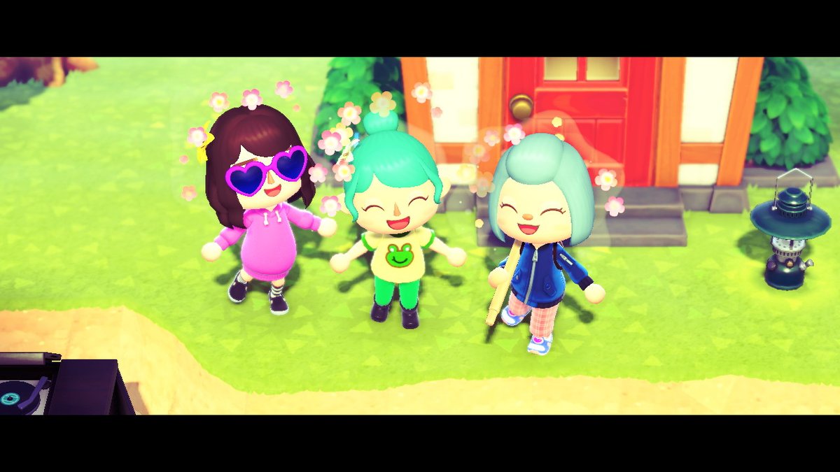 passionfruitFM's tweet photo. friends hanging out from across the world !! #AnimalCrossing #ACNH https://t.co/vdr6AglBAn