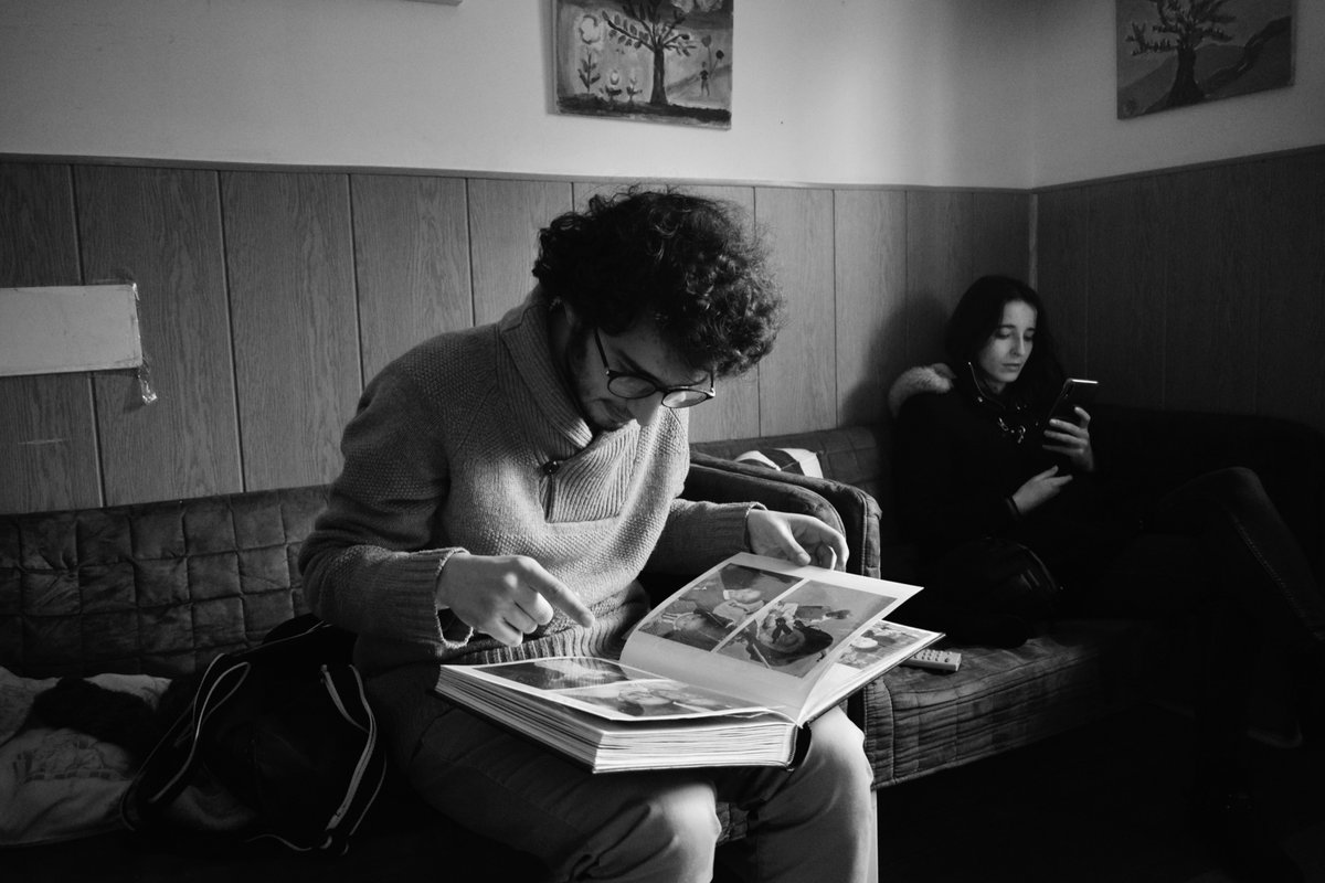 cincomasuno1's tweet photo. #QuedateEnCasa 

Es un buen momento para repasar los álbumes familiares. Nada como tener esas fotos para revivir momentos inolvidables. Nos lo pueden decir mejor @rollo35mm 

Aquí nuestro director recorriendo las fotos de la familia Ramos Hernández.

#NTM20WebDocs https://t.co/Ur2GgL7UH7