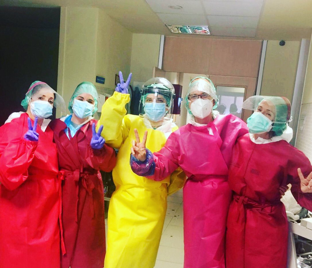 Las primeras batas solidarias llegan al hospital de #Cuenca, confeccionadas por costureras voluntarias 🧶 ✂️ 🥼 💚. #covid_19 #JuntosLoParamos #QuédateEnCasa #CuencaResponde