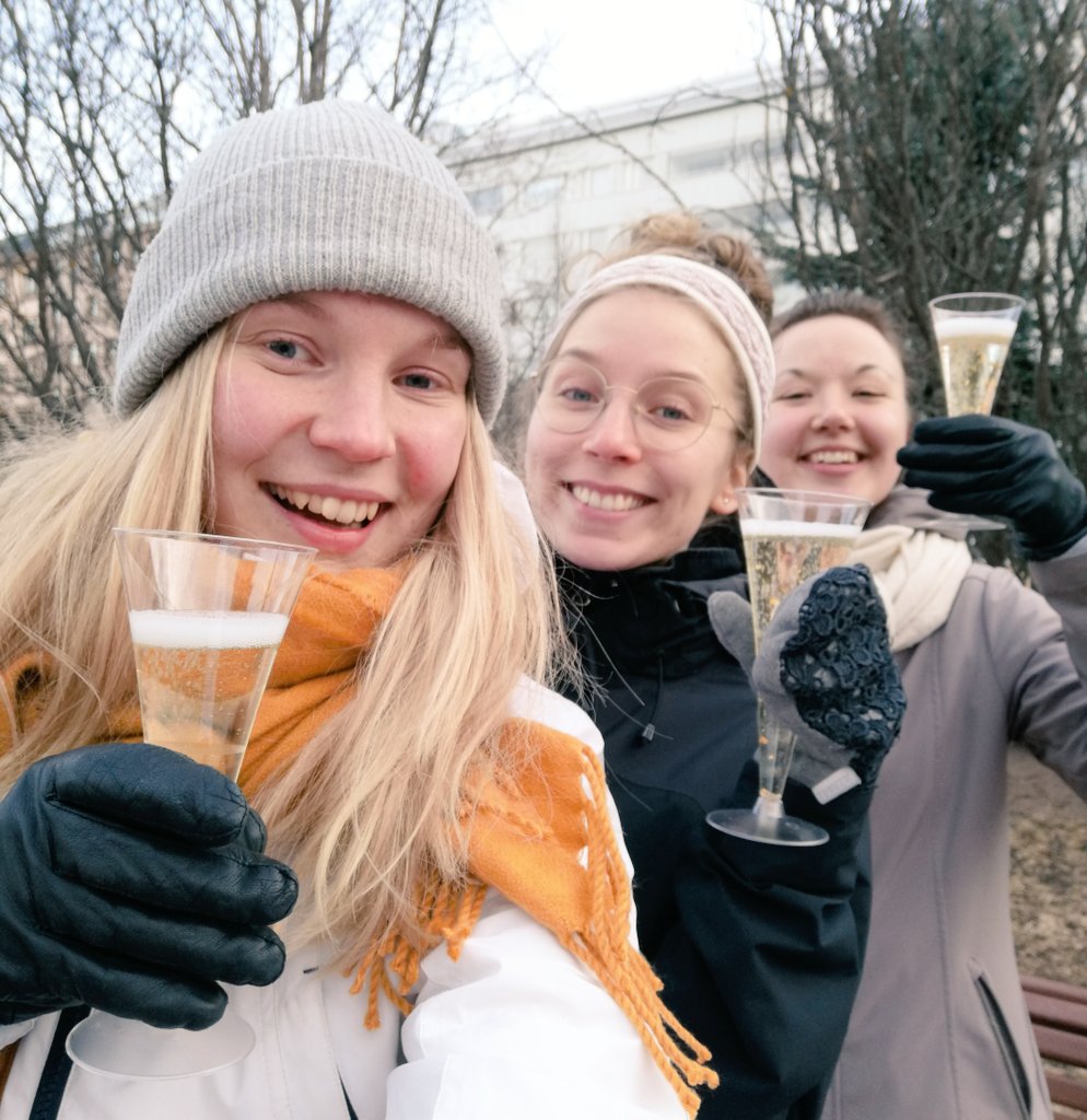 cinttuli's tweet photo. Gradu läks esitarkastukseen, kippis sille! Kippis ja iso kiitos myös viime viikkojen etä- ja ulkoiluseuralle, aurinkoisille päiville ja terveydelle💛 muistetaanhan pitää huoli toisistamme ja keskittyä kaikkeen hyvään elämässä! #simppamaisteriksi2020 #PositiveVibes https://t.co/Zyf11OwmXd