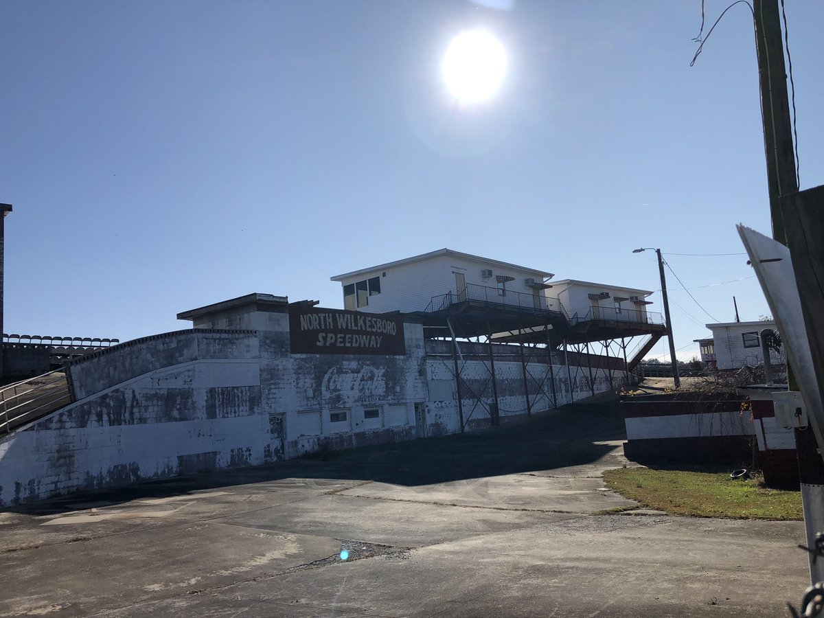 debrisinturn3's tweet image. This race weekend used to belong to North Wilkesboro Speedway’s spring race. Throwing it back to when Dan stopped by to pay his respects during a road trip last fall  

#NASCAR #NorthWilkesboroSpeedway #SaveTheSpeedway #ProInvitationalSeries #OReilly125 #DebrisInTurn3 #DIT3