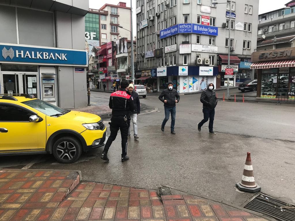 ZYunuslar's tweet photo. Vatandaşlarımızı sosyal mesafelerini korumaları konusunda ikaz ettik.@ZYunuslar #SosyalMesafeniKoru https://t.co/Q7dnS0Wjiu