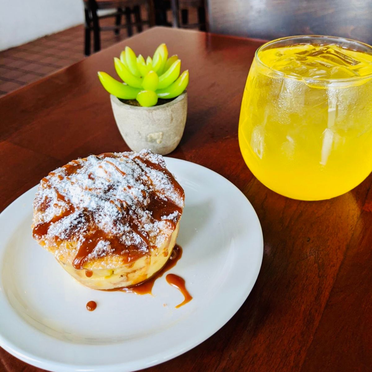 Mimosas and savory or sweet brunch options now on the curbside menu. Order online. See menu at elalmacafe.com. 🍾🍳