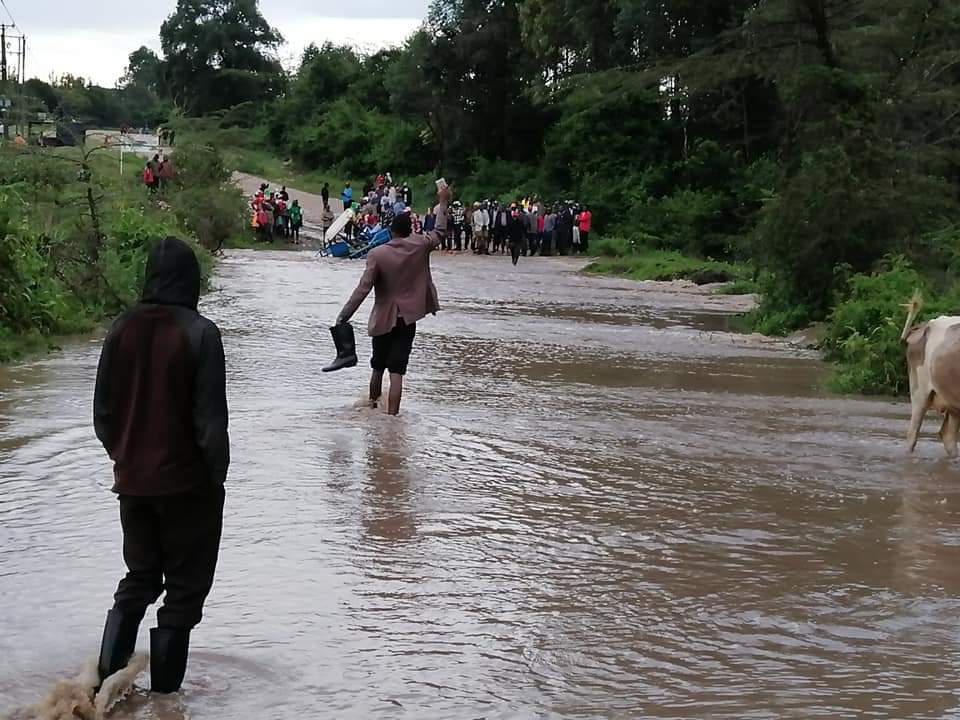 report_taka's tweet photo. 18:22 Tumoi in Chepalungu constituency Bomet county this evening after a heavy downpour. Poor drainage system causing all these mess. @MeteoKenya #KOTChurchService #CoronaUpdate https://t.co/sGQM9TVD4A via @Kerichjoseah