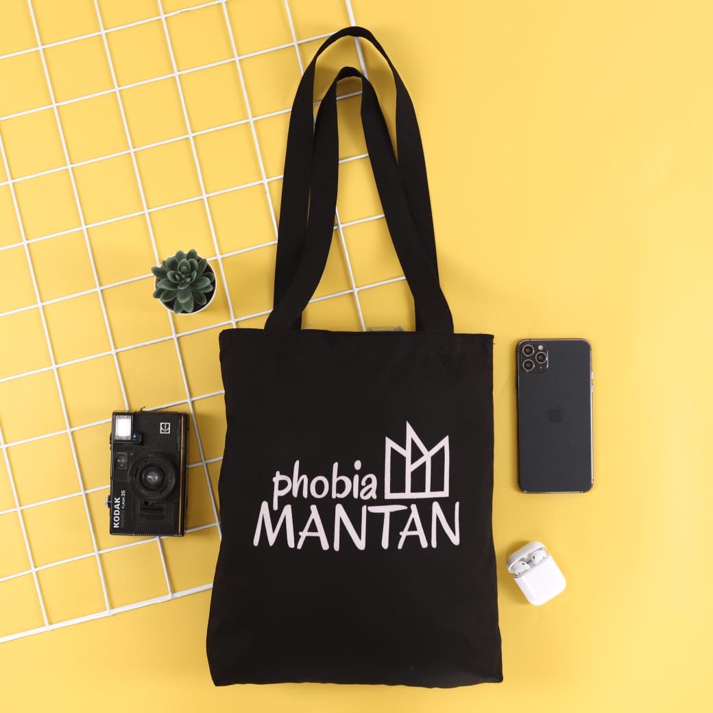 ariyoWidodo's tweet photo. Totti Tote Bag Phobiamantan, find @phobiamantan.id di Shopee dan Instagram #Totti #phobiamantan https://t.co/kIl9131YGq
