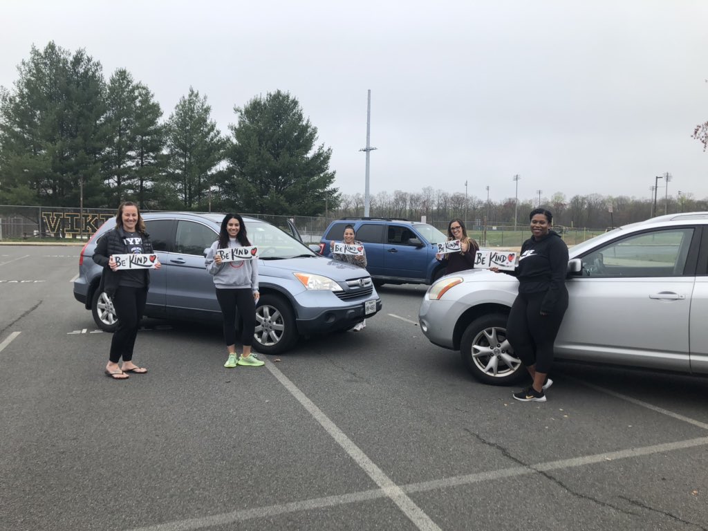 susan_danielson's tweet photo. I needed to do something to fill my helper cup... decided to make some “Be Kind” sign deliveries! @RippleKindness @RAKFoundation #KindnessMatters @jeffreykubiak @RosaElementary @AndrewBuchheit @theVAESP https://t.co/Vxdg40S28d