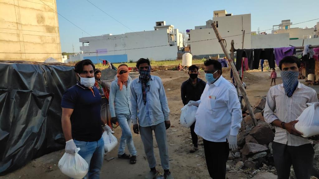 SDMMahendragarh's tweet photo. कोरोना से लड़ाई मे महेन्द्रगढ के सभी वर्ग सहयोग दे रहे है। 28 मार्च तक 3-4 संस्थाओ ने आगे आकर लगभग 360 सूखे राशन की किट बंटवाई। 
1.Dr Vipin madhogarhia,Navee,Tinku
Bhupender.
2.Kirana Association MGarh 
3.Yadav Sabha Mgarh
4.Bharat Vikas Parishad 
We thank them all 👏
@KanodNews https://t.co/gmPMepBiq6