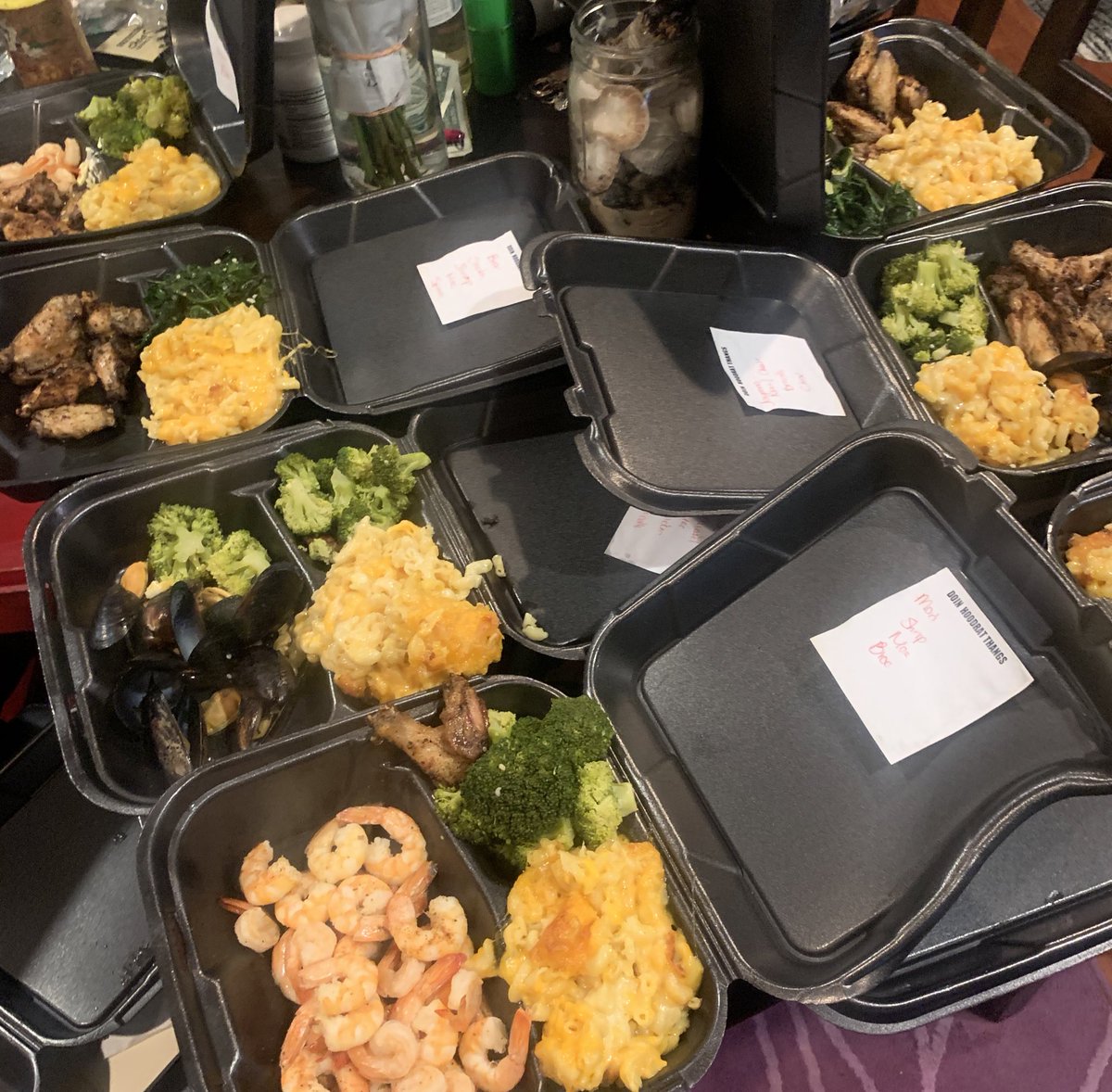 jharper_jh's tweet image. Yesterday cooked dinners for my family &amp;amp; friends and dropped them off.   I called it my #Virtualdinner.  It was nice to see friends and family from a distance.  The menu was chicken, shrimp, mussels, broccoli, spinach and mac and cheese.  I can’t wait to hug again😃🙂