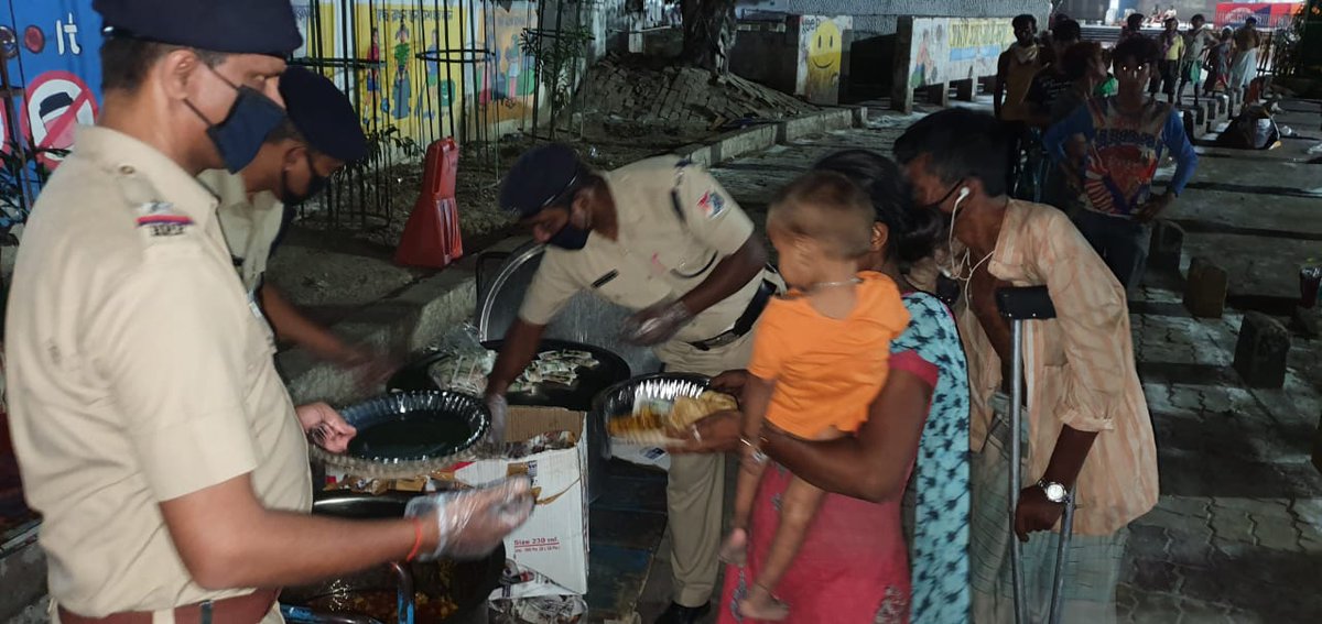 drmsdah's tweet photo. #SealdahRailwayFightersagainstCorona
RPF Sealdah distributed food prepared at IRCTC base kitchen to 350 needy people outside Sealdah Railway Station maintaining social distance and proper hygiene @EasternRailway @RailMinIndia @RailwaySeva @PiyushGoyalOffc https://t.co/Sr2l4qqeQr