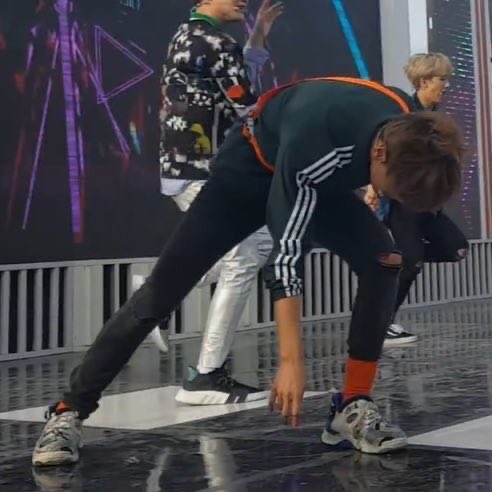 Making my Haechan legs thread even longer