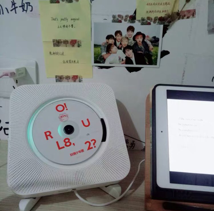 เข้าไปหาไอเดียแต่งห้องนอนในไอจีละไปสะดุดตากับน้องคนนี้ น้องคือเครื่องเล่น cd ที่มีลำโพงในตัว ใส่แผ่นฟังได้เลย น้องยังต่อบลูทูธได้ เสียบ usb ได้ ฟัง fm ก็ได้ น้องติดผนังก็ได้ ตั้งโต๊ะก็ได้ มีขาตั้งให้ มีรีโมทให้ คือแบบ น้องเกิดมาเพื่อติ่ง จะได้เอาแผ่นผู้ออกออกมาฟังบ้างสักที กรี๊ดด