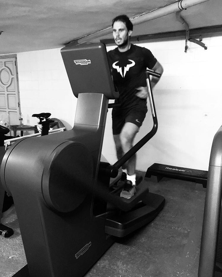 ATPTour_ES's tweet photo. Alguien sigue entrenando duro en 🏡...

📸 IG @RafaelNadal 💪🏻 https://t.co/C6d44aOiRq