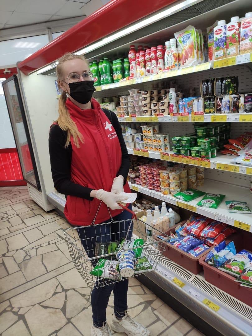 ULSU_73's tweet photo. Волонтеры-медики оказывают адресную помощь пожилым людям👩‍⚕️
Колл-центр получил уже более 60 заявок на оказание адресной помощи. Ежедневно студенты-медики УлГУ принимают участие в покупке и доставке продуктов питания и лекарств. https://t.co/BOsWS2nWv3