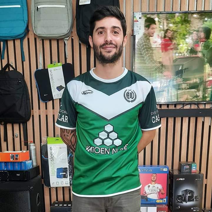 CAJU1943's tweet photo. 🖐 @NicoFacal
💪 @PabloBelarmino
🎩 @sebaperdomo

👉Ya tienen su pincha homenaje al quinquenio. 

💚La van a usar todo el año y esos 180 nombres los van a acompañar en cada partido, no hay mejor motivación. 

💚 Vos también la podes tener

📱WhatsApp 099 357 457 https://t.co/mDIw5kCogv