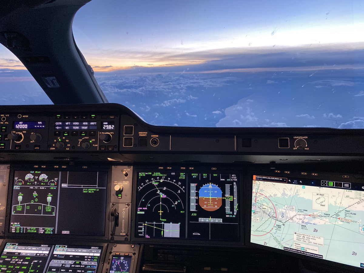 GORGEOUS_GEORGY's tweet photo. My last flight in March, over a week ago today. Flying you home during these uncertain times. πΈ Landing in JFK πΊπΈ through #parch3 arrival and views of Times Square a day before the #NYC curfew. #A350 #ECMXV #IBE6253 #flyingyouhome #stayhome #wewillcomebackstronger βοΈ πͺπΈ πͺπ» https://t.co/pjBEzqIDpz