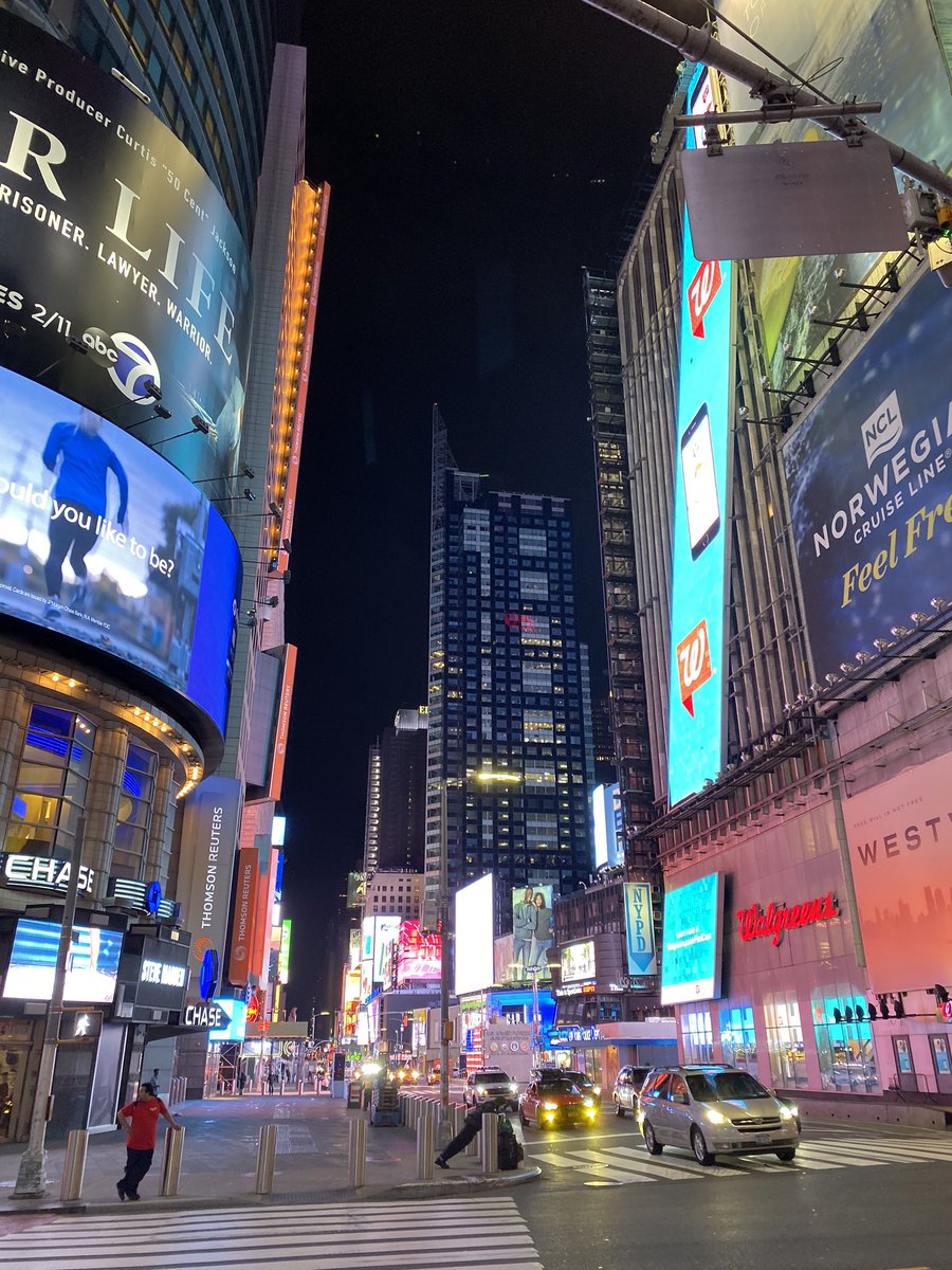 GORGEOUS_GEORGY's tweet photo. My last flight in March, over a week ago today. Flying you home during these uncertain times. πΈ Landing in JFK πΊπΈ through #parch3 arrival and views of Times Square a day before the #NYC curfew. #A350 #ECMXV #IBE6253 #flyingyouhome #stayhome #wewillcomebackstronger βοΈ πͺπΈ πͺπ» https://t.co/pjBEzqIDpz