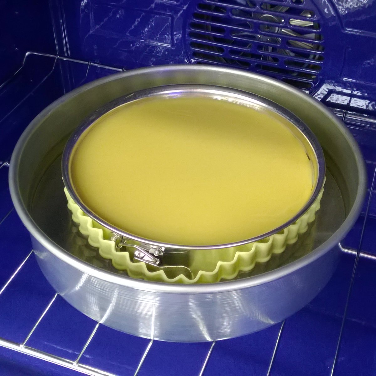 cheesecakewrap's tweet photo. Water bath #baking is the traditional method of #cheesecake baking. This #springform pan protector makes baking super simple! Results will be #delicious and a beautiful presentation every time!  https://t.co/HreuHbPMEj https://t.co/uCJBmeETzf