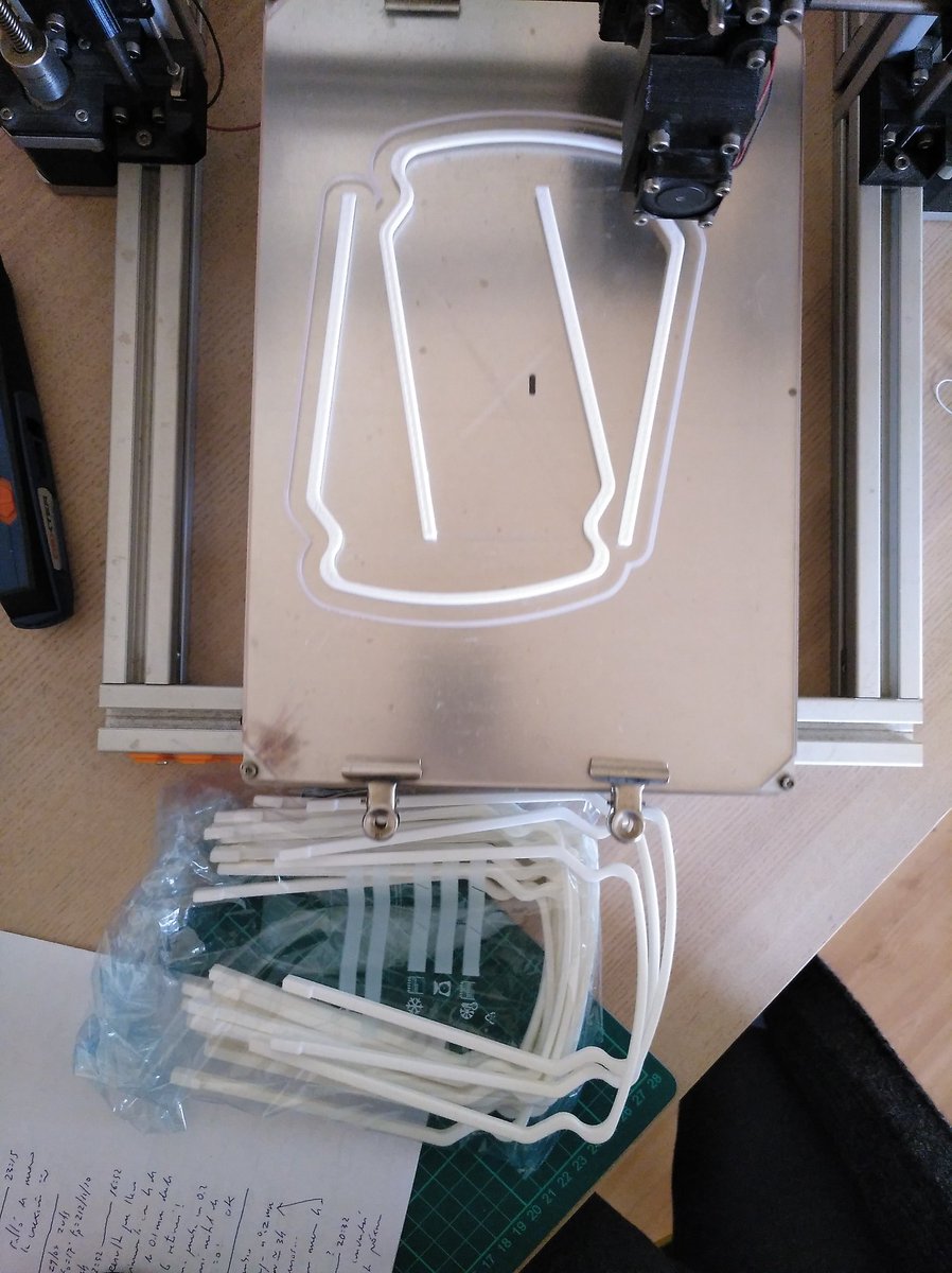 Aquí seguimos con modesta aportación a las 350k viseras!!! que informa David Cuartielles que ha producido la comunidad maker durante las pasadas 2 semanas w/ <a href="/malopezn/">malopezn</a> &amp; <a href="/fablabsevilla/">fablab sevilla</a>