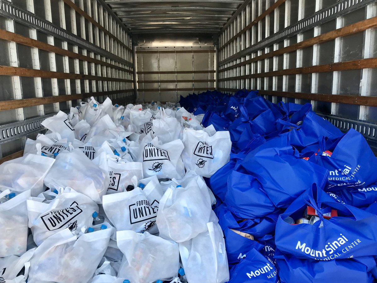 MiamiBeachPD's tweet photo. #YourMBPD has once again partnered with South Florida Seniors in Action and @FarmShareFL to bag and deliver food to seniors throughout Miami Beach. #COVID19 #MBeKind https://t.co/lJarOqh4rH